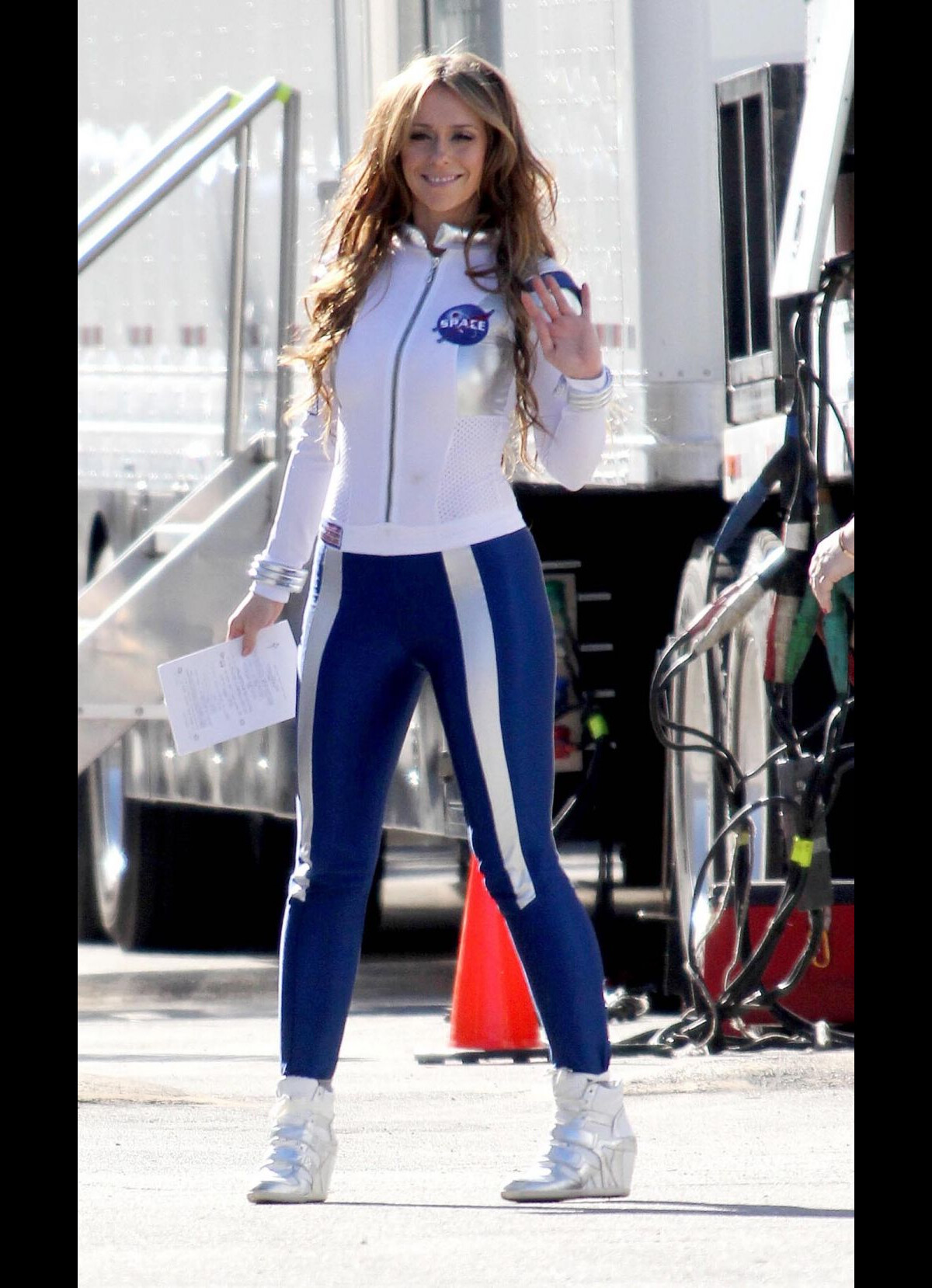 Photo Jennifer Love Hewitt dans une tenue de la NASA lors du tournage de La double vie de Samantha dans la vallee de San Fernando le 4 janvier 2012. Purepeople