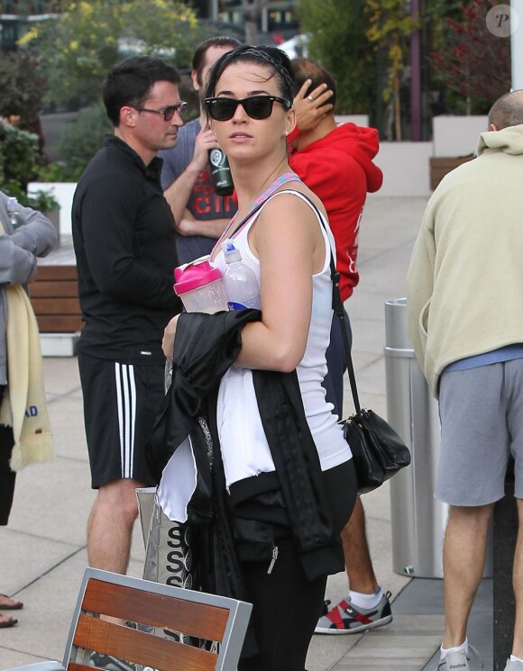 Katy Perry va faire une randonnée avec des amis à Los Angeles, le 6 janvier 2013. La chanteuse est en tenue de sport.