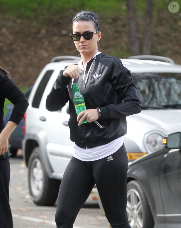 Katy Perry va faire une randonnée avec des amis à Los Angeles, le 6 janvier 2013. Katy Perry porte un total look Adidas.