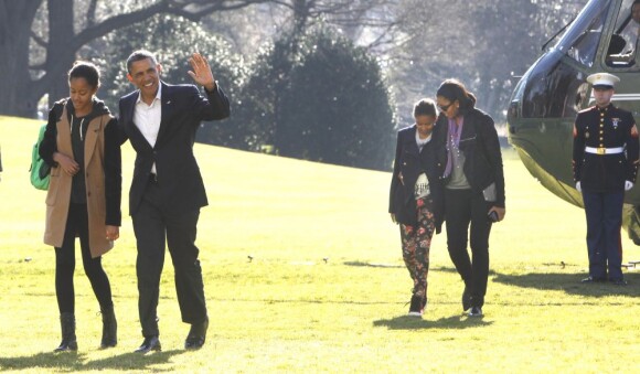 Barack Obama, son épouse Michelle et leurs filles Malia et Sasha arrivent à la Maison Blanche à Washington, dimanche 6 janvier 2013.