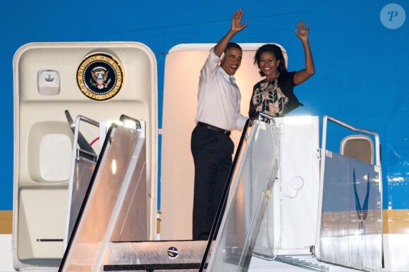 Barack Obama et son épouse Michelle Obama saluent une dernière fois avant d'embarquer sur Air Force One, à l'Hickam Air Force Base près d'Honolulu à Hawaï, samedi 5 janvier 2013.