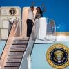 Barack Obama et son épouse Michelle Obama saluent une dernière fois avant d'embarquer sur Air Force One, à l'Hickam Air Force Base près d'Honolulu à Hawaï, samedi 5 janvier 2013.