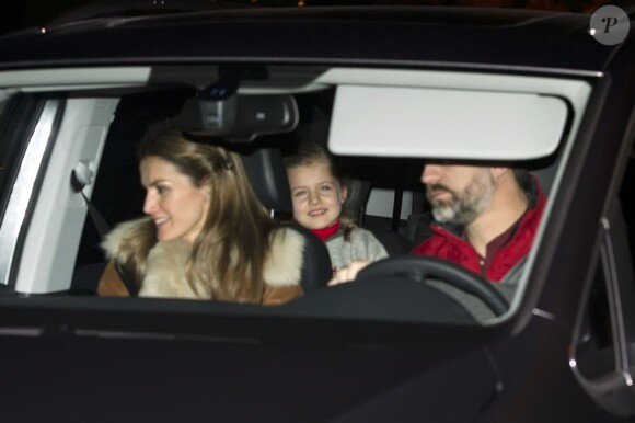 Felipe et Letizia d'Espagne de retour avec leurs filles Leonor et Sofia d'une visite à Jesus Ortiz, père de la princesse des Asturies, le 6 janvier 2013