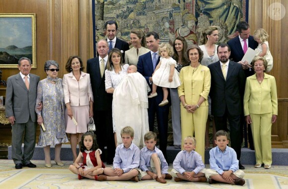 Baptême de la princesse Sofia à la Zarzuela le 15 juillet 2007. Jesus Ortiz, père de la princesse des Asturies, se trouve debout au côté de la reine Sofia (2e à p. de la droite).