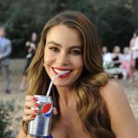 Sofia Vergara : L'héroïne de ''Modern Family'' boit son soda avec sensualité