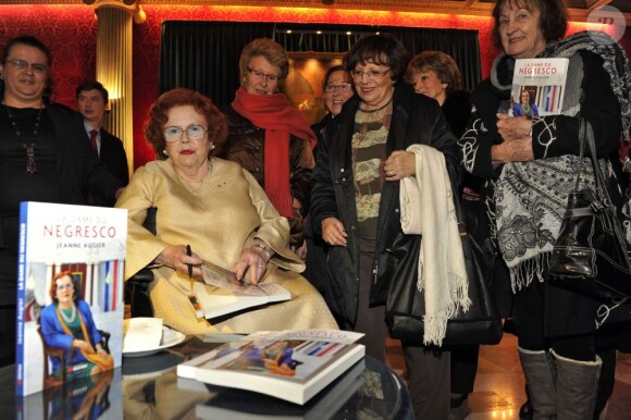 Jeanne Augier, proprietaire et directrice du Negresco, en dédicace de son livre "La dame du Negresco" dans le salon Versailles de l'hôtel à Nice le 8 janvier 2013.