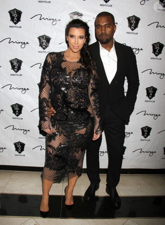 Kim Kardashian enceinte et son petit-ami Kanye West fêtent le Nouvel An à Las Vegas, le 31 décembre 2012.