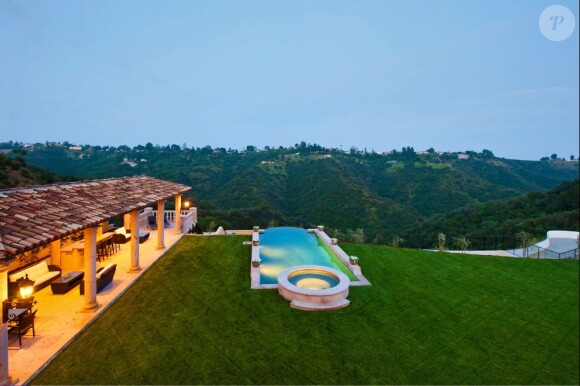 Nouvelle maison de Kanye West et Kim Kardashian à Los Angeles. Le couple aurait dépensé 11 millions de dollars pour cette propriété située a Bel Air. En plus de la piscine extérieur, la maison possède une piscine intérieure.