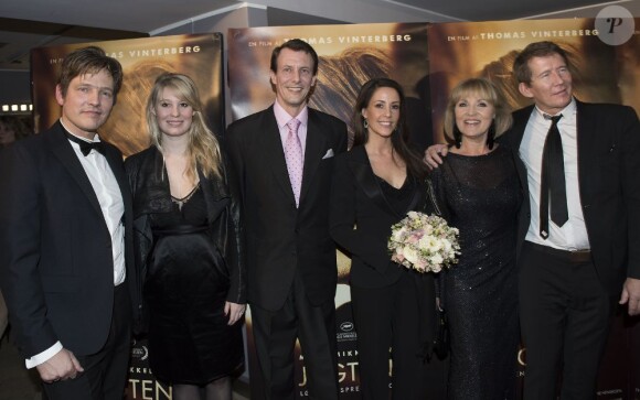 Le prince Joachim et la princesse Marie de Danemark ave cle réalisateur Thomas Vinterberg et sa femme (gauche) à l'avant-première du film La Chasse (The Hunt), à Copenhague, le 9 janvier 2013, avec l'équipe du film.