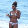 Alexandra Burke sur la plage avec ses amis, le 8 janvier dernier, à Miami.