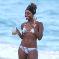 Alexandra Burke, radieuse dans son maillot de bain marinière à Miami !