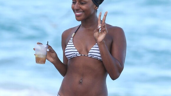 Alexandra Burke, radieuse dans son maillot de bain marinière à Miami !