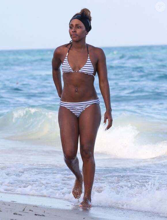 Alexandra Burke (X factor UK) sur la plage avec ses amis, le 8 janvier dernier, à Miami.