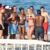 Alexandra Burke sur la plage avec ses amis, le 8 janvier dernier, à Miami.