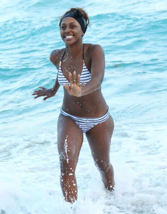 Alexandra Burke sur la plage avec quelques amis, le 8 janvier dernier, à Miami.