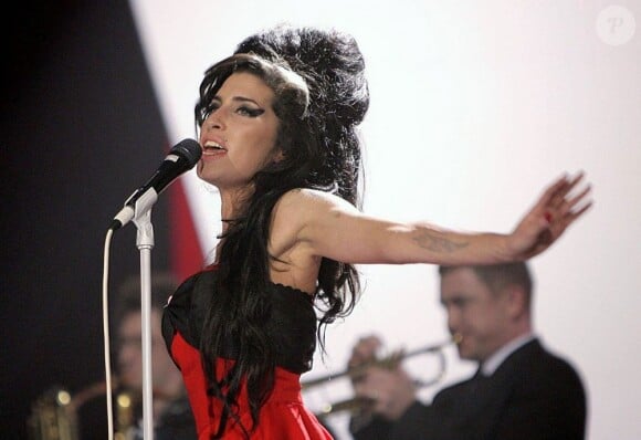 Amy Winehouse sur la scène des Brit Awards, à Londres, le 14 février 2007.