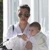 Kourtney Kardashian et sa fille Penelope font du shopping à Beverly Hills. Le 10 janvier 2013.