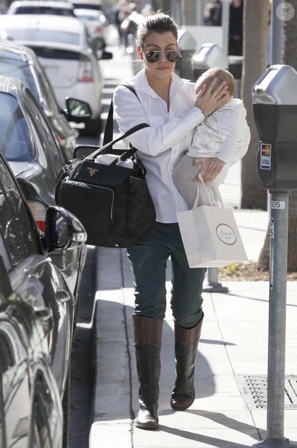 Kourtney Kardashian et sa fille Penelope à Beverly Hills. Le 10 janvier 2013.