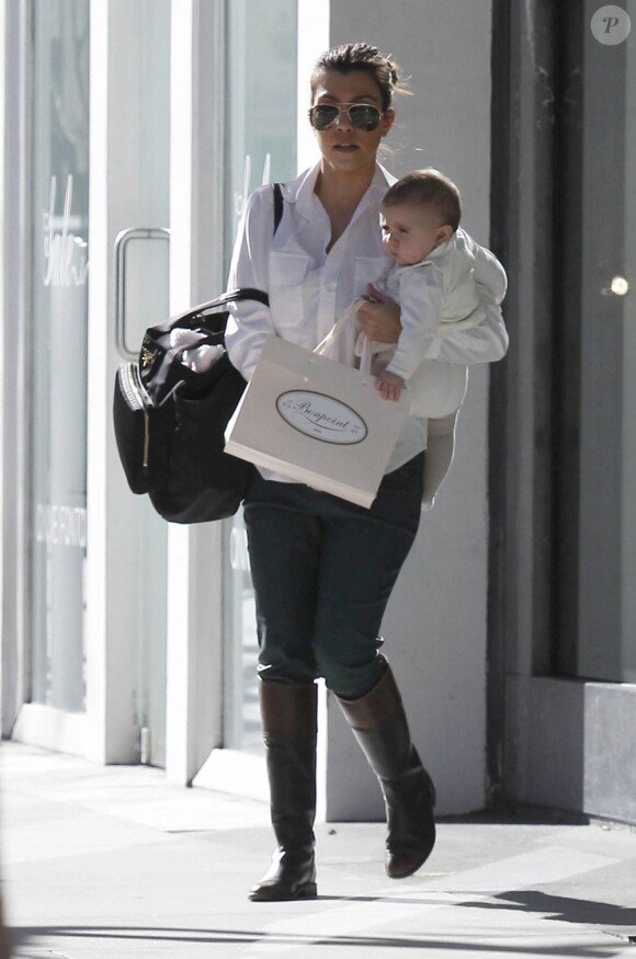 Kourtney Kardashian et sa fille Penelope quittent la boutique Bonpoint située sur Brighton Way à Beverly Hills. Le 10 janvier 2013.