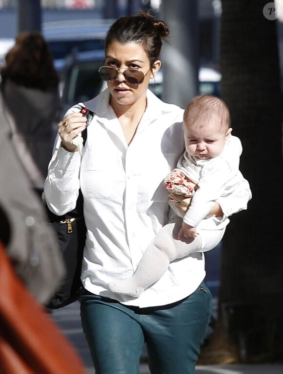 Kourtney Kardashian et sa craquante fille Penelope font du shopping à Beverly Hills. Le 10 janvier 2013.