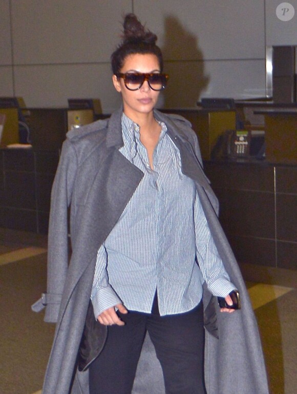Enceinte, Kim Kardashian arrive à l'aéroport de Los Angeles, le 12 janvier 2013.