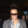 Enceinte, Kim Kardashian arrive seule à l'aéroport de Los Angeles, le 12 janvier 2013.