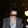 Enceinte, Kim Kardashian arrive seule à l'aéroport de Los Angeles, le 12 janvier 2013.