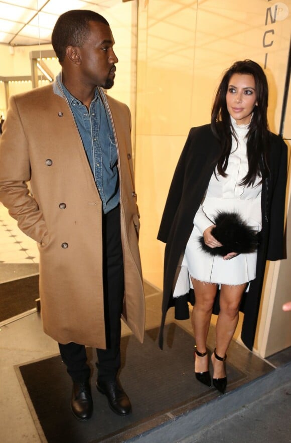 Kanye West et Kim Kardashian font du shopping chez Balenciaga, à Paris le 11 janvier 2013.