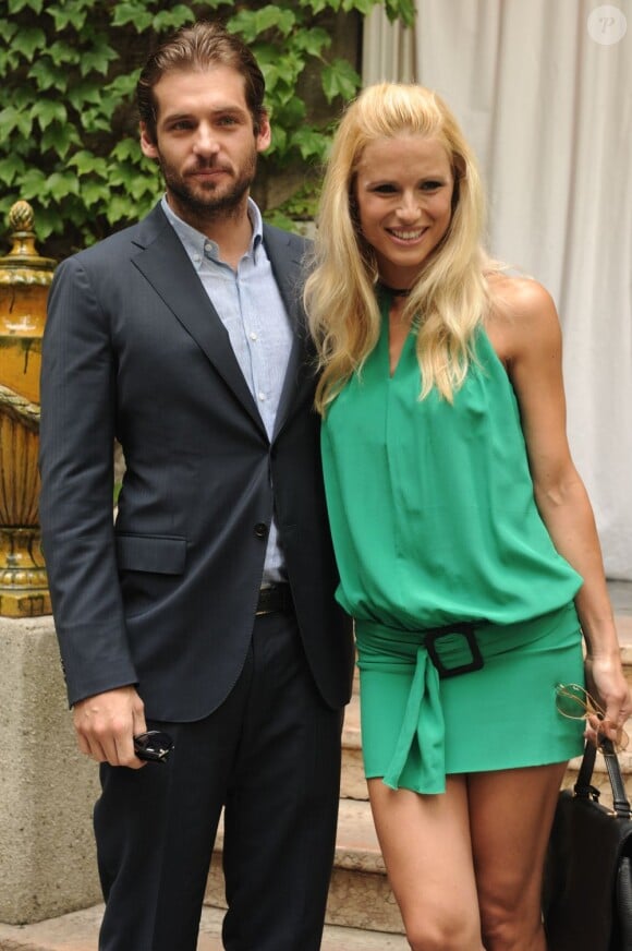 Tomaso Trussardi et sa fiancée Michelle Hunziker à Milan le 24 juin 2012.