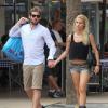 Tomaso Trussardi et sa fiancée Michelle Hunziker font du shopping à Miami le 6 juin 2012.