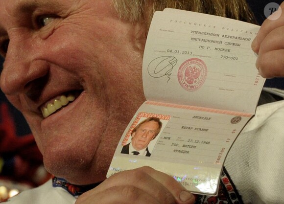 Gérard Depardieu montre son passeport russe à Saransk, le 6 janvier 2013.