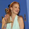 Jessica Chastain enchantée d'avoir remporté le trophée de la meilleure actrice dramatique lors de la 70e soirée des Golden Globe Awards à Beverly Hills, le 13 Janvier 2013.