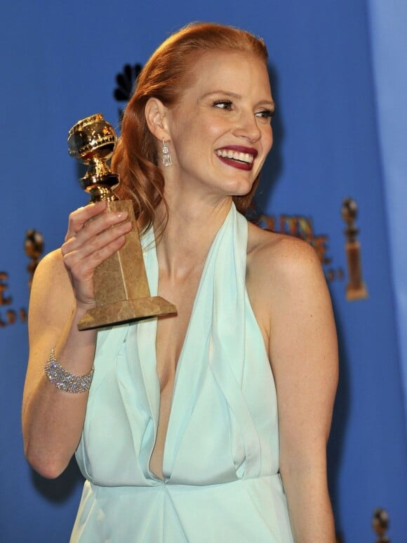 Jessica Chastain enchantée d'avoir remporté le trophée de la meilleure actrice dramatique lors de la 70e soirée des Golden Globe Awards à Beverly Hills, le 13 Janvier 2013.