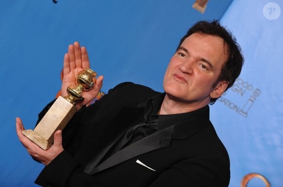 Quentin Tarantino brandit son Golden Globe du meilleur scénario en press room à Los Angeles, le 13 janvier 2013.