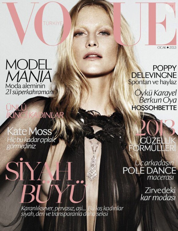 Poppy Delevingne photographiée par Alvaro Beamud Cortes figure en couverture de l'édition turque du magazine Vogue de janvier 2013.