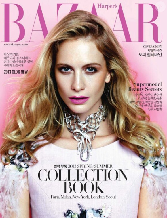 Poppy Delevingne photographiée par Hong Janghyun figure en couverture de l'édition coréenne du magazine Harper's Bazaar de janvier 2013.