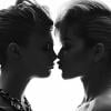 Le photographe Rankin a dévoilé sur sa page Facebook cette photo de Cara Delevingne et Rita Ora très proches pour son magazine Hunger.