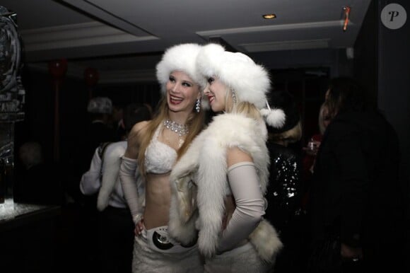 Des danseuses lors de la soirée du Nouvel An russe chez Castel à Paris le 14 janvier 2013