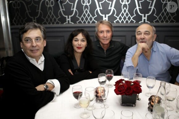 Le producteur Pascal Legros, le couple Saïda Jawad et Gérard Jugnot, et Francis Veber lors de la soirée du Nouvel An russe chez Castel à Paris le 14 janvier 2013