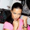 Adriana Lima, sexy et motivée en tenue de sport, lance la nouvelle collection VSX Sport dans la boutique Victoria's Secret située dans le quartier d'Herald Square. New York, le 15 janvier 2013.