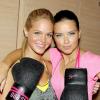 Adriana Lima et Erin Heatherton, sportives sexy et motivées, célèbrent le lancement de la nouvelle collection VSX Sport dans la boutique Victoria's Secret. New York, le 15 janvier 2013.