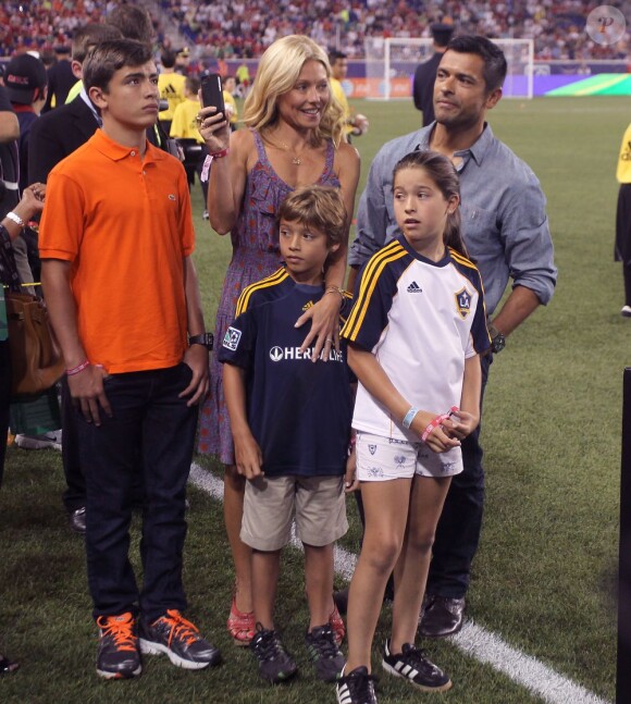 Kelly Ripa entourée de son mari Mark Consuelos, et ses trois enfants à Harrison dans le New Jersey, le 27 juillet 2011.