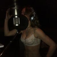 Geri Halliwell : A l'aise en soutien-gorge pour enregistrer son nouvel album !