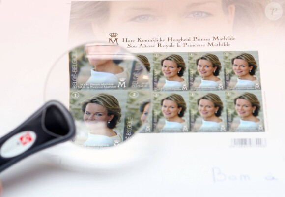 Les feuillets de timbres seront disponibles dès le 21 janvier. La princesse Mathilde de Belgique procédait le 17 janvier 2013 à Malines au lancement officiel d'un timbre à son effigie marquant son 40e anniversaire, qu'elle fêtera le 20 janvier.