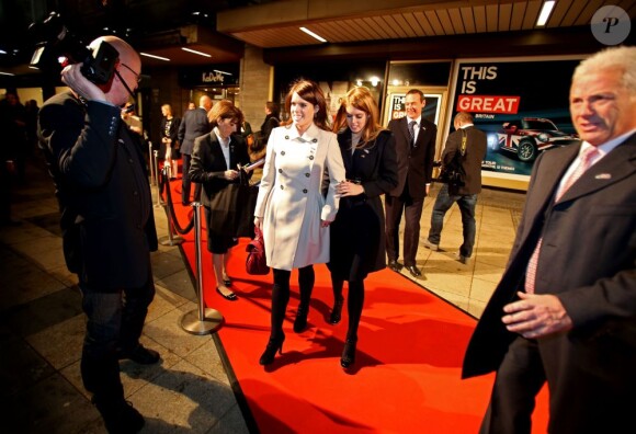 Les princesses Beatrice et Eugenie d'York chez KaDeWe à Berlin le 17 janvier 2013 dans le cadre de leur visite officielle de deux jours pour soutenir la campagne promotionnelle en faveur de la Grande-Bretagne, GREAT.