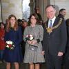 Les princesses Beatrice et Eugenie d'York à l'Hôtel de Ville de Hanovre avec le maire Stephan Weil, le 18 janvier 2013 dans le cadre de leur visite officielle de deux jours pour soutenir la campagne promotionnelle en faveur de la Grande-Bretagne, GREAT.