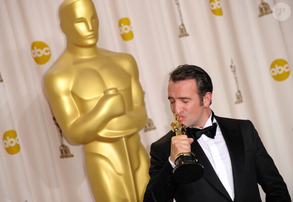 Le symbole d'une grande réussite : Jean Dujardin remporte l'Oscar du meilleur acteur pendant que The Artist glane 5 statuettes sur 10 nominations lors des Oscars 2012 au Kodak Theatre de Los Angeles, le 26 février 2012.
