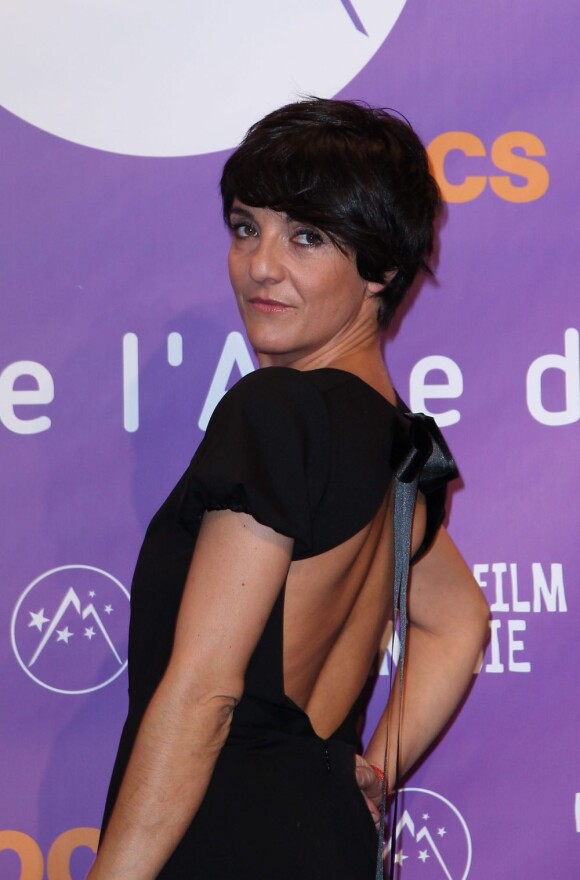 La président Florence Foresti joue la femme fatale lors de la soirée de clôture et du palmarès du 16e festival international du film de comédie, le 19 janvier 2013.