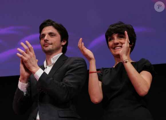 Raphaël Personnaz et Florence Foresti applaudissent pendant le palmarès du 16e festival international du film de comédie, le 19 janvier 2013.