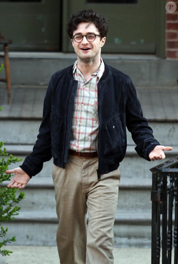 Daniel Radcliffe heureux sur le tournage de Kill Your Darlings à Harlem, le 26 mars 2012.